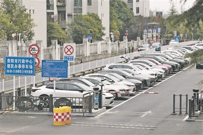 整潔有序的貴陽市行政中心便民辦事停車場。 周永攝