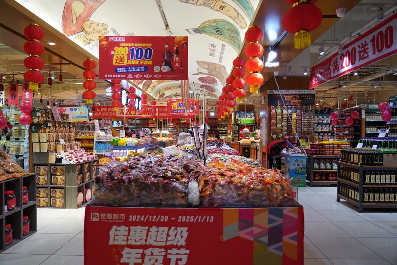 清鎮佳惠超市開展促銷活動。郭露  攝.jpg