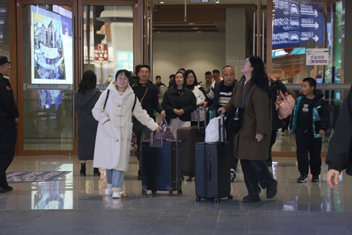 車站口旅客洋溢著歸家的幸福。