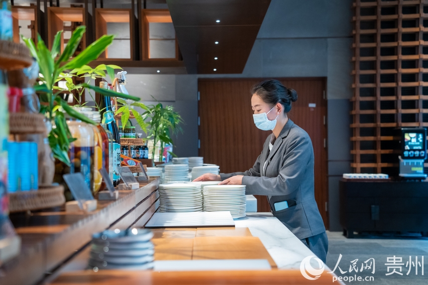 餐飲服務人員認真擺放餐具。人民網 陽茜攝