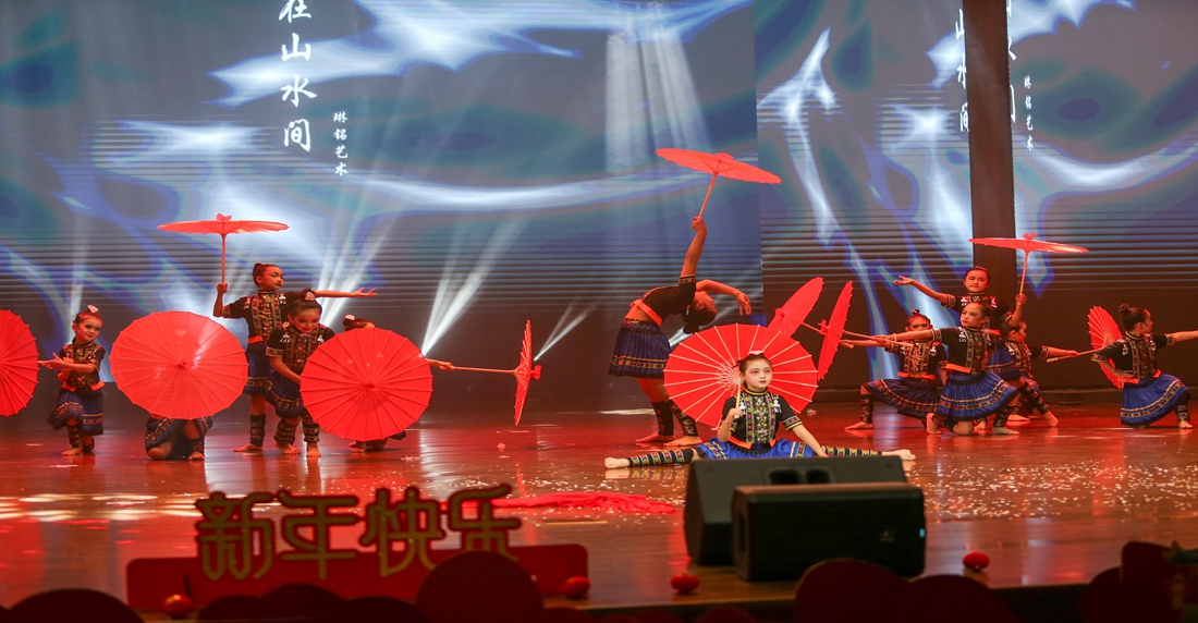 赫章萌娃齊聚！2025少兒春晚嗨翻蛇年。陳春志攝