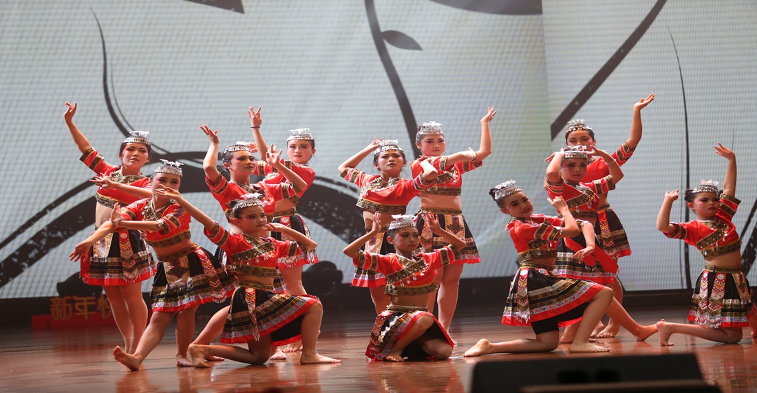 赫章萌娃齊聚！2025少兒春晚嗨翻蛇年。陳春志攝