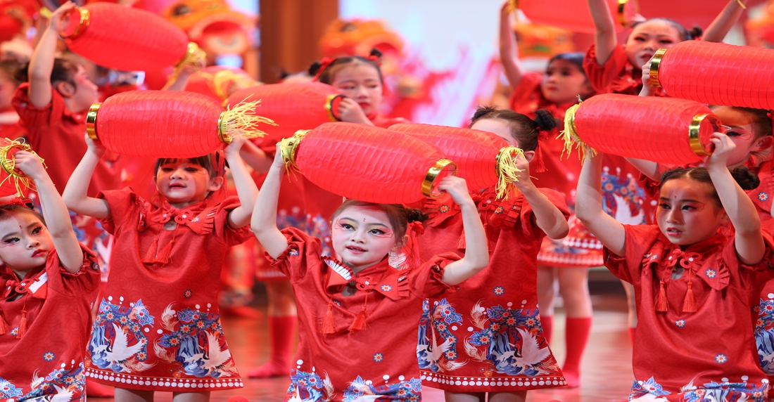 赫章萌娃齊聚！2025少兒春晚嗨翻蛇年。陳春志攝