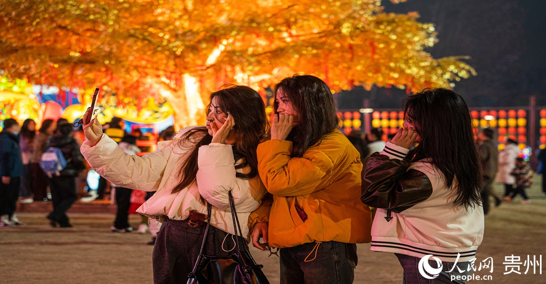 2025觀山湖春節燈會廟市現場。人民網陽茜攝