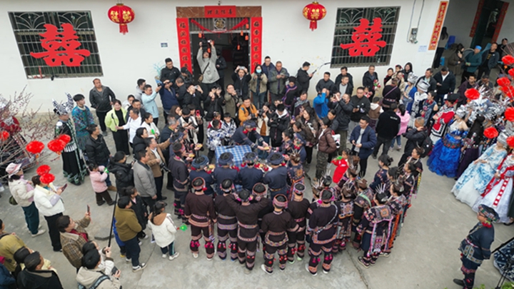 攔門、對歌、喝攔門酒。蒙馮力攝