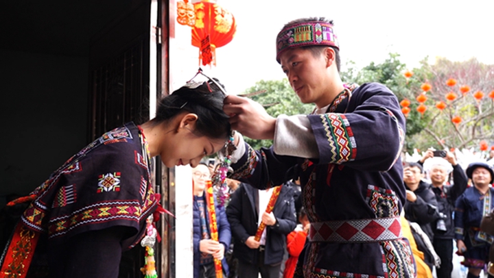 新郎將愛情信物送給新娘。韋軒宇攝