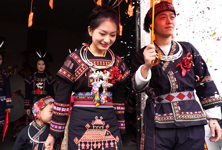 在祝福聲中，新郎接新娘出門。韋軒宇攝