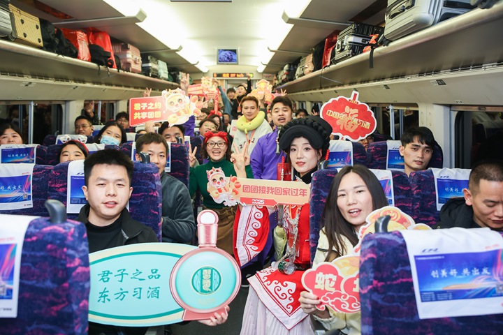 列車上其樂融融。共青團貴州省委供圖