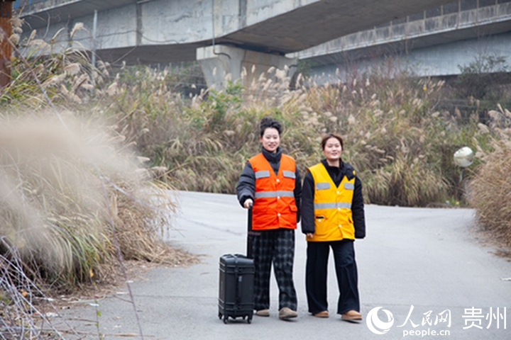女子飛行隊帶著裝備箱外出執行任務。人民網記者 高華攝