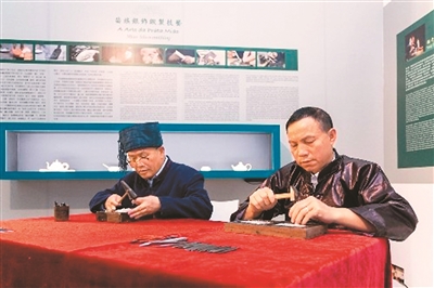圖為非遺傳承人在展覽現場展示制作工藝。澳門特區政府文化局供圖