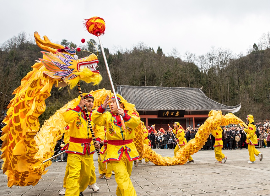 1月31日，村民在貴州省畢節市黔西市素樸鎮九龍山下的象祠廣場舞龍比賽。