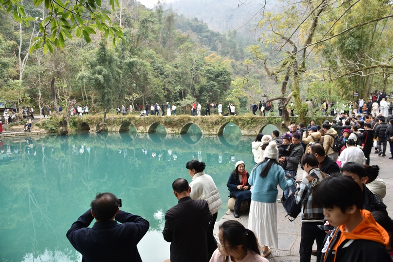 小七孔景區游人如織。
