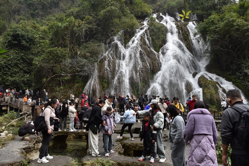 拉雅瀑布人頭攢動。