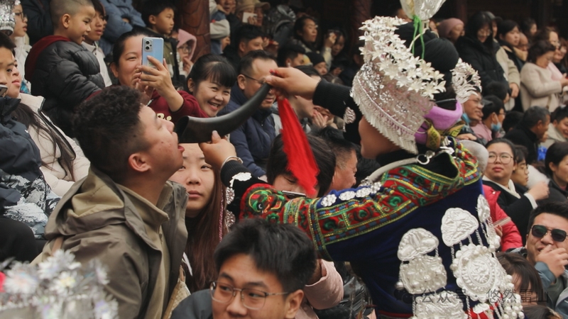 西江牛角酒受游客歡迎。