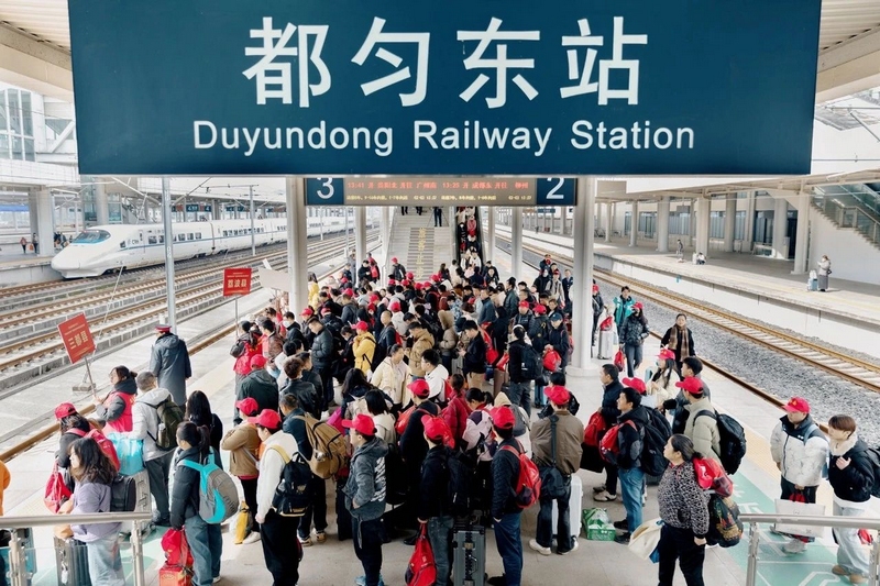 返崗務工人員在站臺有序排隊候車。