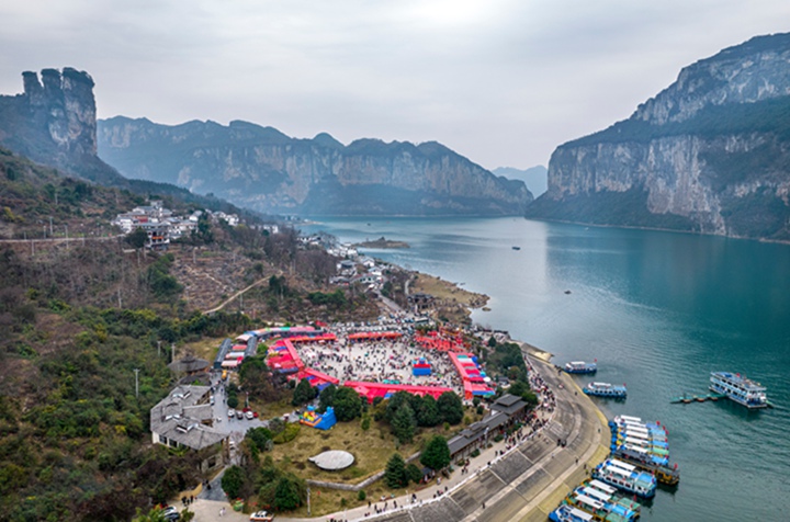 貴州省畢節市黔西市烏江源百里畫廊化屋景區游人如織（無人機照片）。