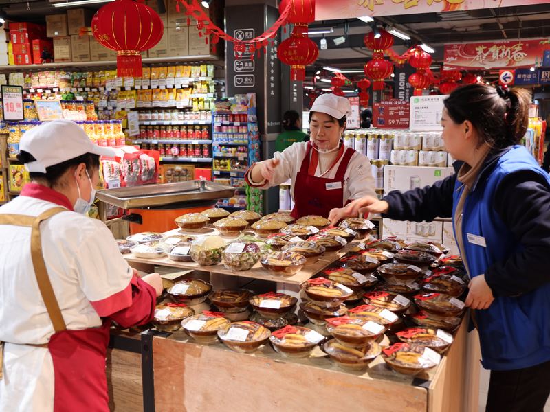 群眾爽購年貨慶新年。