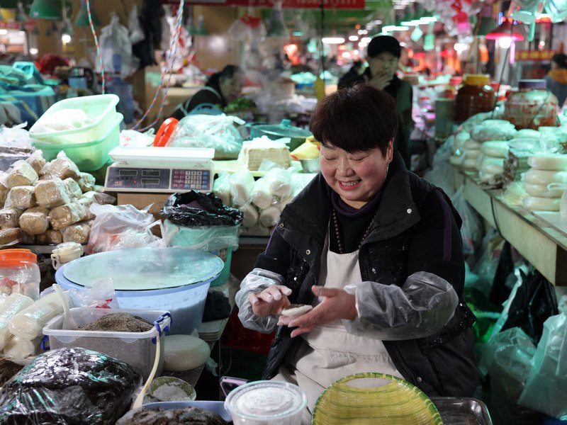 群眾爽購年貨慶新年。