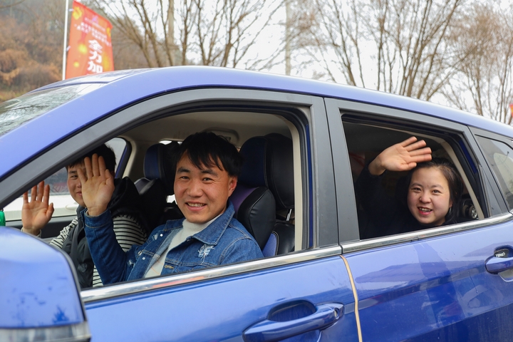 1月31日，在威寧自治縣2025年第一批“點對點”有組織勞務輸出歡送儀式現場，等待返崗的務工群眾在和大家揮手道別。（趙慶能 攝）.JPG