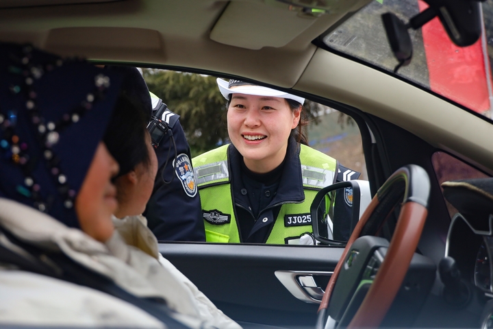 1月31日，在威寧自治縣2025年第一批“點對點”有組織勞務輸出歡送儀式現場，交警在叮囑司乘人員行車安全事項。（趙慶能 攝）.JPG