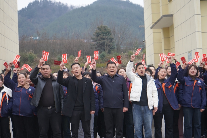 海南椰島貴州酒業有限公司 的員工拿著公司發放的新年紅包 黃源匯 攝.jpg