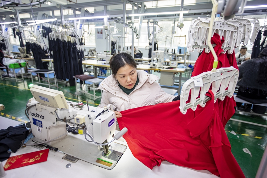 2025年2月5日，工人在貴州省畢節市黔西市經濟開發區一家服飾企業車間生產線上作業。