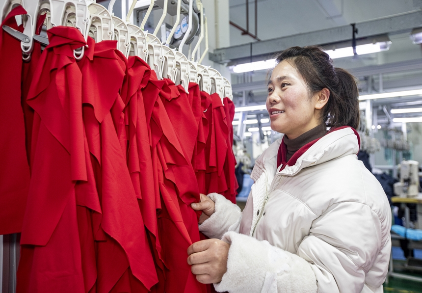 2025年2月5日，工人在貴州省畢節市黔西市經濟開發區一家服飾企業車間生產線上作業。