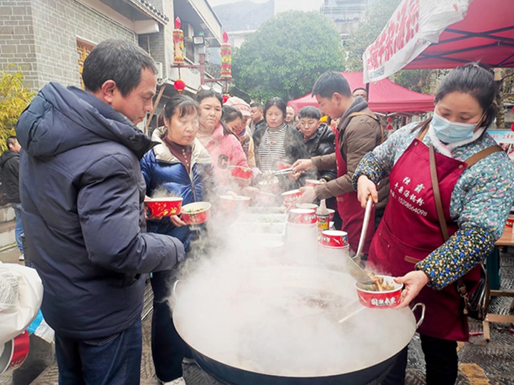 思南縣安化街舉辦的牛肉湯鍋宴。