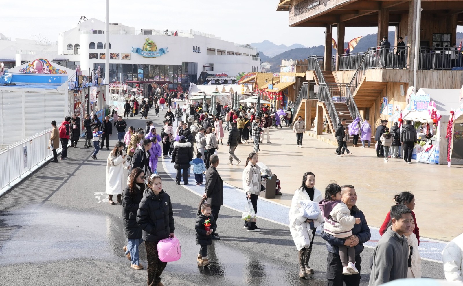 圖為大年初一的恐龍小鎮。