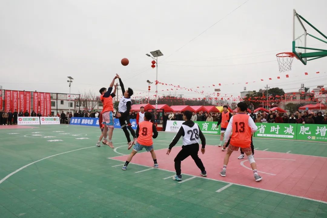 圖為2025年貴陽貴安“美麗鄉村”第19屆百村農民籃球賽（清鎮賽區）現場。