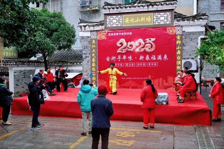 6思南傳統老花燈表演隊伍。