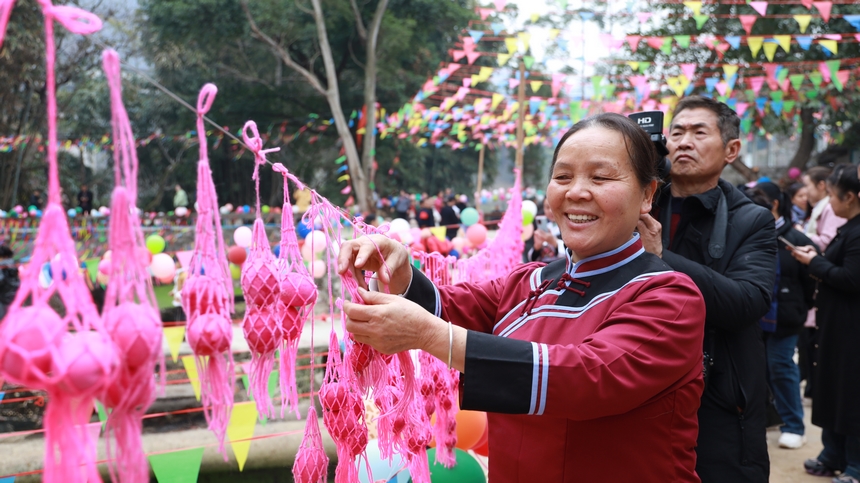 大年初三羅甸縣板庚社區姑媽回娘家活動。黃姍攝