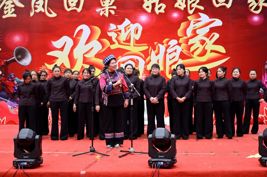 大年初三羅甸縣羅悃鎮納鬧村姑媽回娘家活動。劉文俊攝