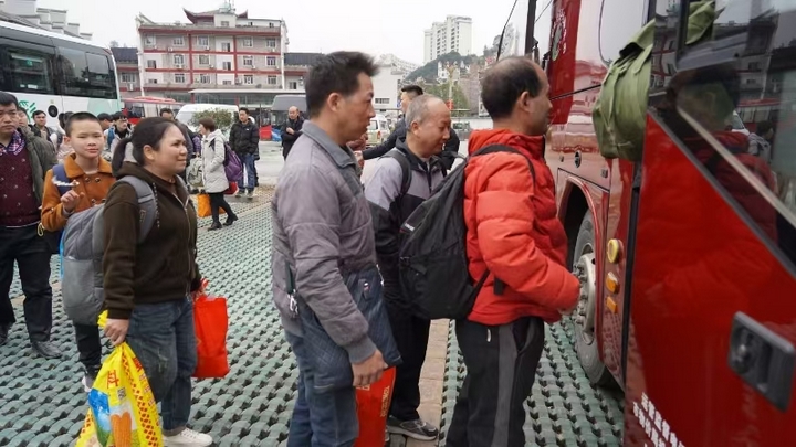 貴州鎮遠“點對點”組織勞務輸出首批務工群眾溫暖返崗。