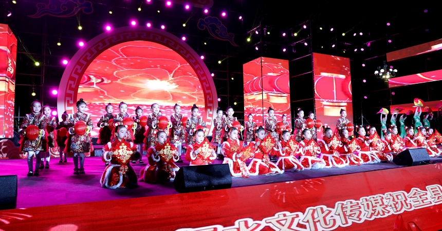 文藝表演。向天祥攝