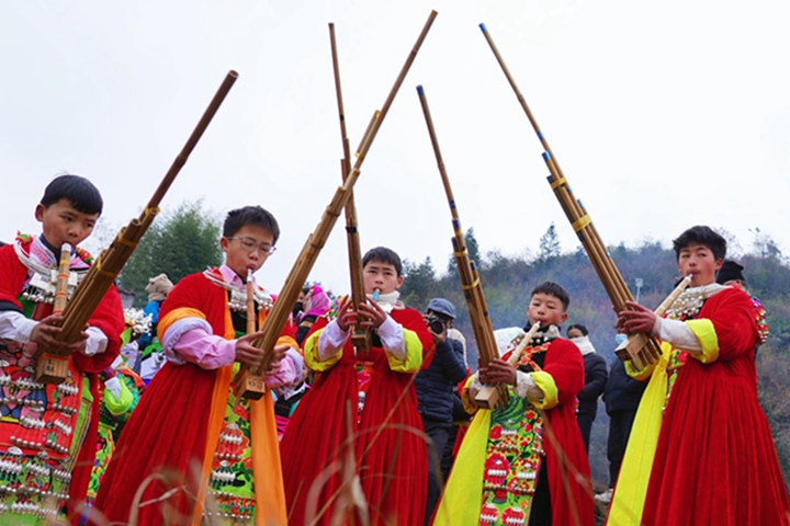 苗族同胞參加“跳月”活動。