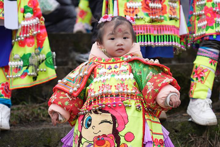 萌娃參加“跳月”活動。