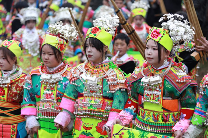 5 苗族著盛裝“跳月”活動。