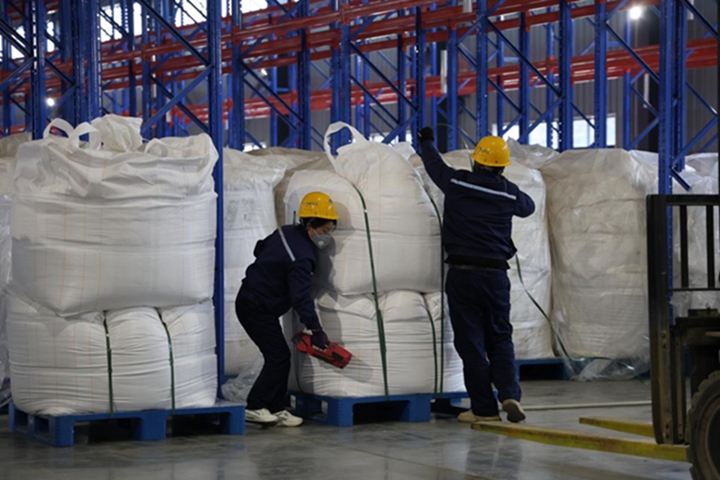 工人們打包磷酸鐵成品。