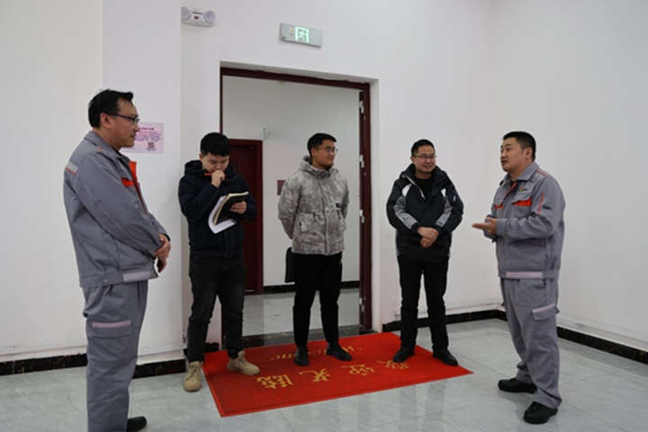 息烽縣工信局工作人員向貴州磷化氟硅科技有限公司宣傳復工復產激勵政策。