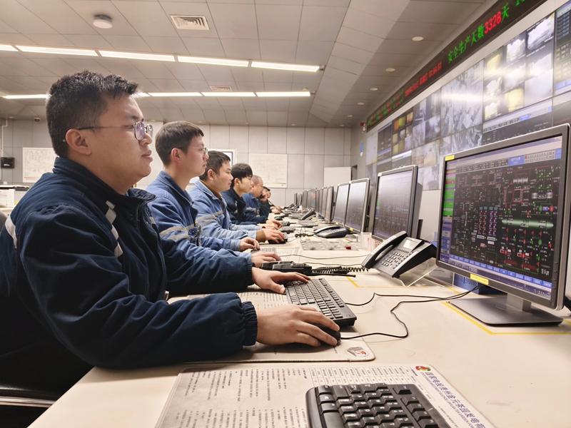 貴州金元茶園電廠內，指揮調度中心的監盤工作人員  何禹 攝 (2).jpg