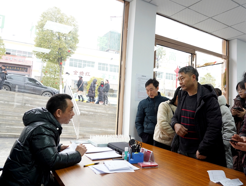 2025年2月7日，位于貴州省畢節市納雍縣工業園區的畢節市晶煌制衣有限公司招聘中心，工人在給應聘者介紹崗位情況。 楊 英 攝.jpg