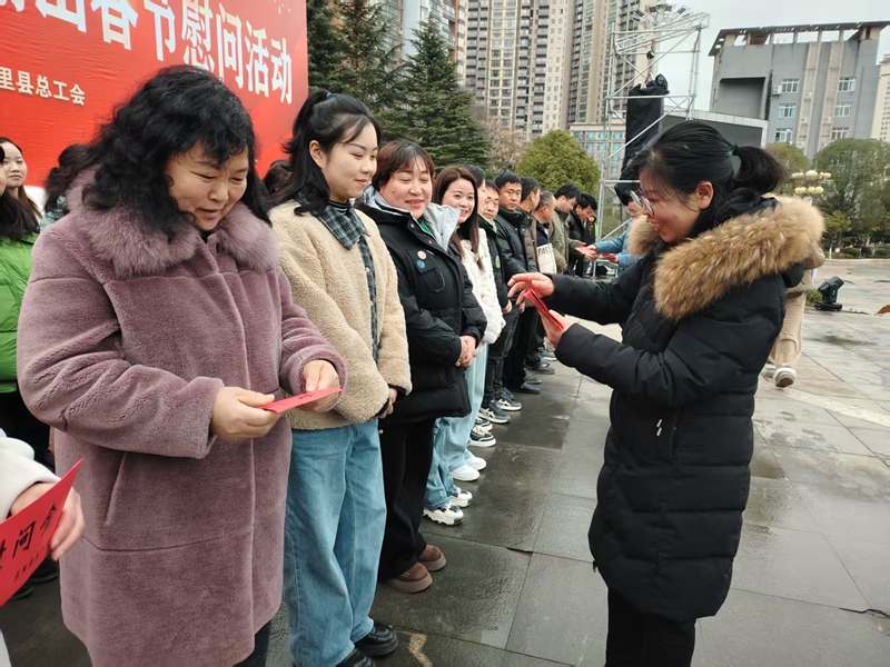 龍里“點對點”返崗服務，送勞動者外出就業。