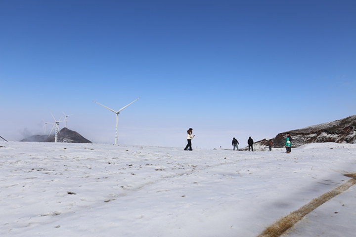 游客在韭菜坪景區游玩觀景。