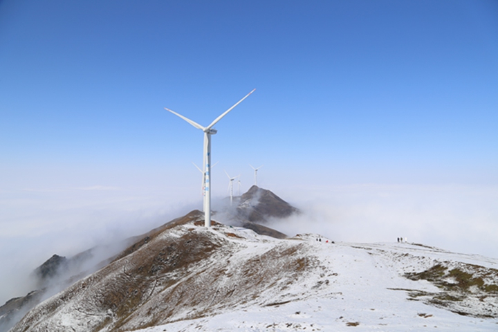 游客在韭菜坪景區游玩觀景。