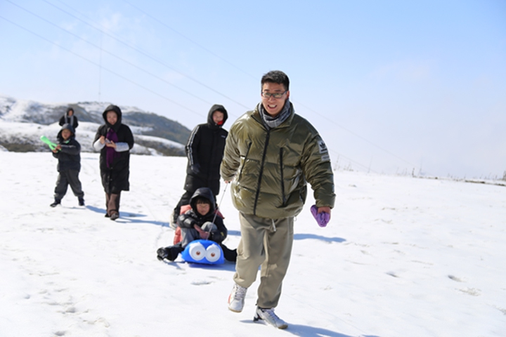 游客在韭菜坪景區游玩觀景。湯斌攝