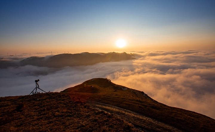 韭菜坪景區拍攝的日落云海景觀。