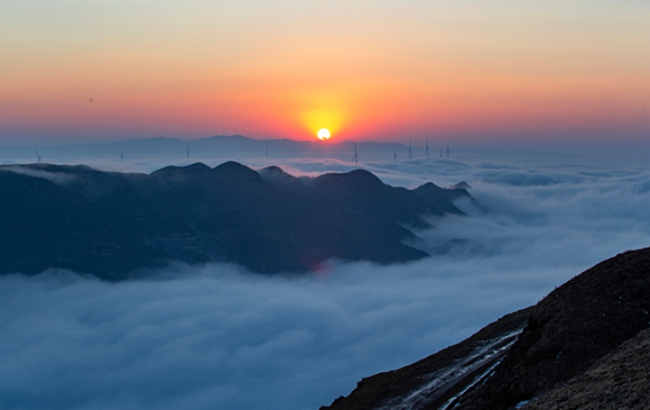 韭菜坪景區拍攝的日落云海景觀。