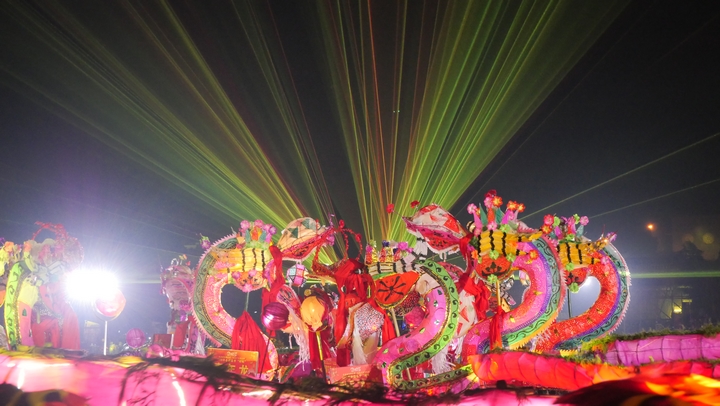 猴場古鎮大街小巷張燈結彩。