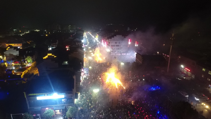 火龍穿梭街道。